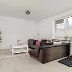 Lägenhet Bright In Perfect For Remote Work By Renters