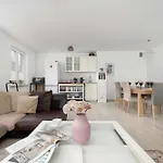 Bright In Perfect For Remote Work By Renters 아파트